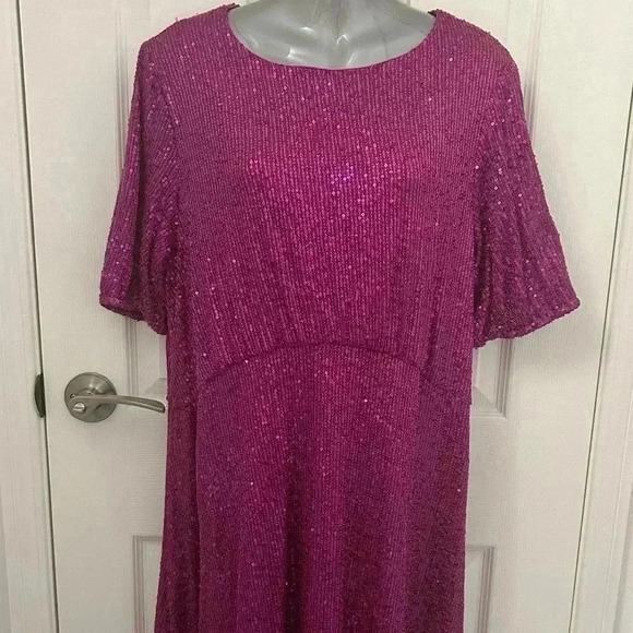 Fully sequinned  fuschia pink evening dress, plus size - Picture 2 of 16